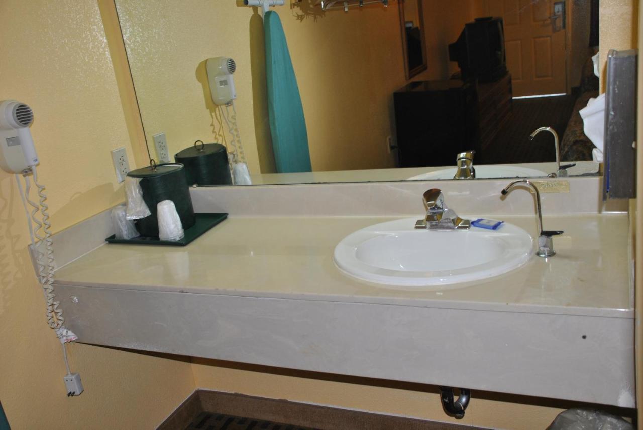 America'S Best Inn - Beaufort Room photo